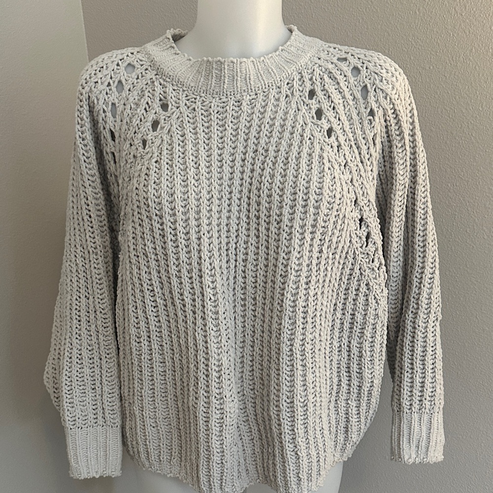 Elegant Knit Crew Neck Sweater in Soft Gray
